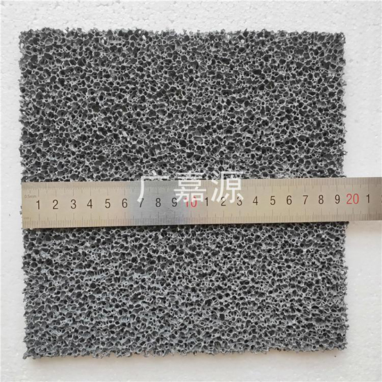 通孔泡沫鋁是指其內(nèi)部孔隙相互連通的泡沫鋁，孔徑尺寸為0.5-1.0mm，孔隙率70-90%，通孔率55-65%。