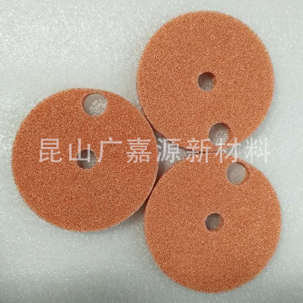 利用泡沫銅優(yōu)良的導(dǎo)熱性能及表觀通透性，制作成電機(jī)、電器的散熱材料。