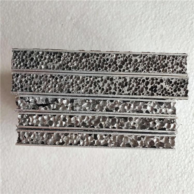 發(fā)泡鋁復(fù)合板應(yīng)用于室內(nèi)外裝修（裝飾）材料、隔熱隔音墻體和防火防爆門。